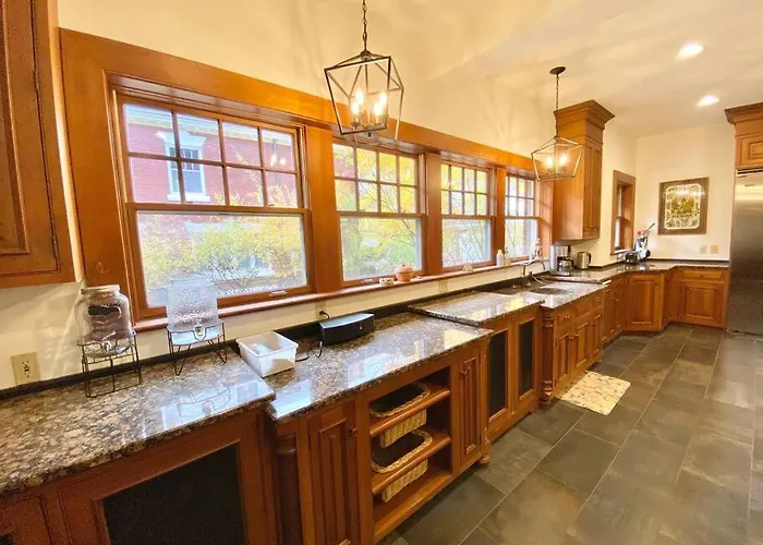 Luxurious Mansion For Large Groups